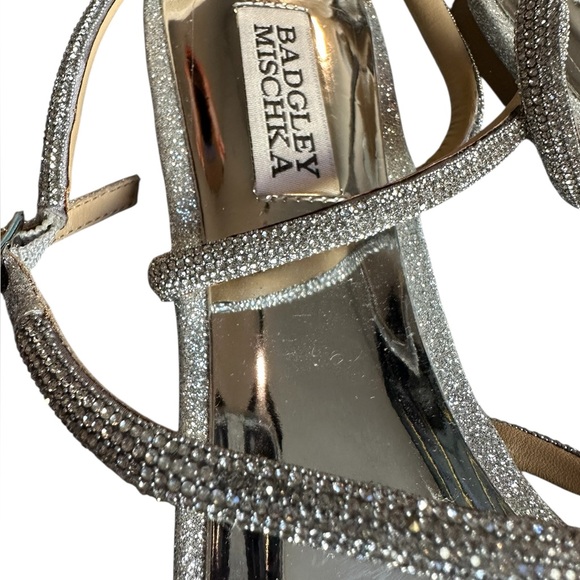 NEW Badgley Mischka Women's Ivie Flat Sandal in Silver Crystal - Size 8 - Picture 4 of 8